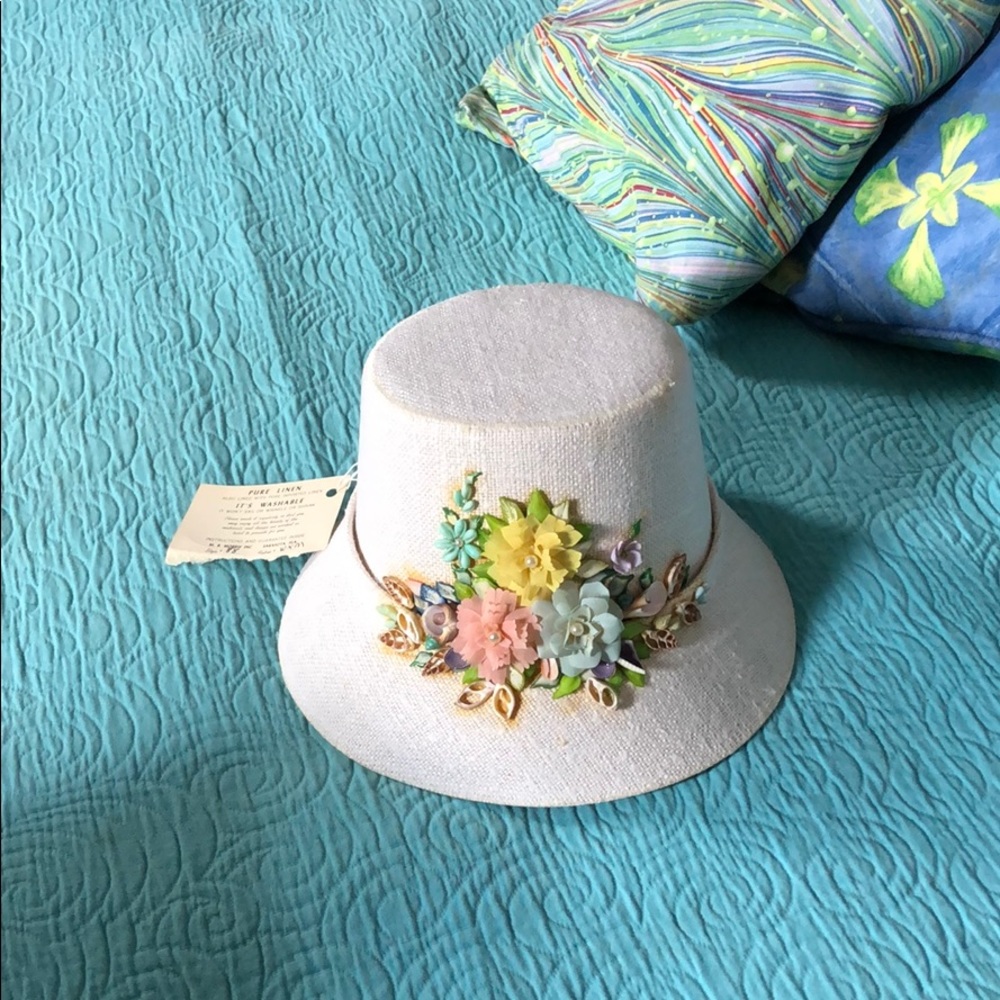 1950s handmade linen floral Florida brimmed hat.